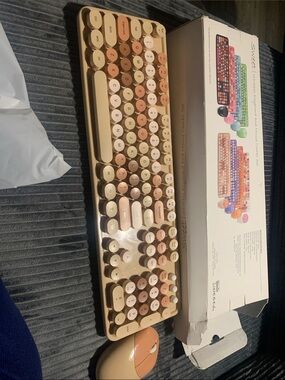 Sweet Wireless Retro Keyboard and Mouse Set in Beige and Peach